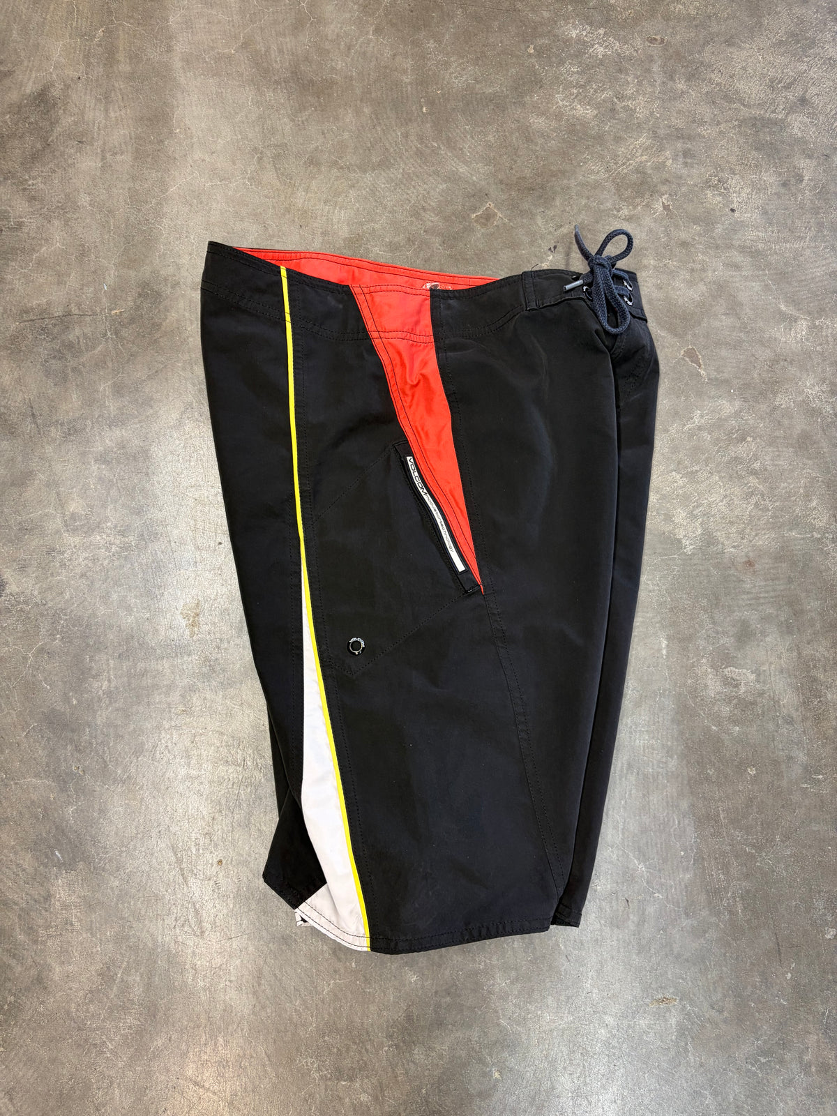 2000s Volcom Boardies Size W31-32 (S)