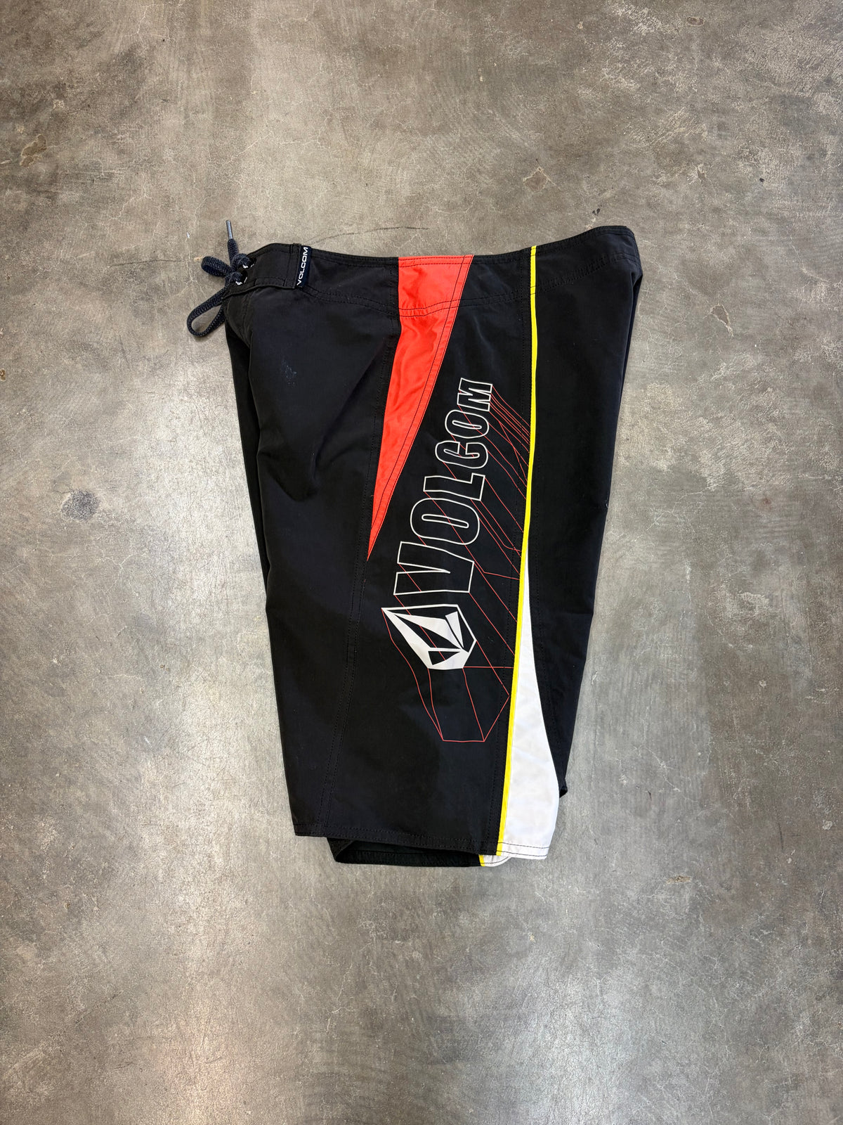 2000s Volcom Boardies Size W31-32 (S)